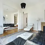 Paris District A Bright And Peaceful Pied A Terre